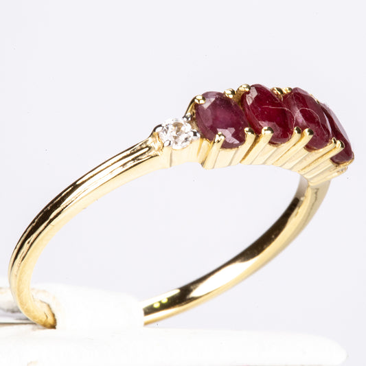 Arannyal Bevont Ezüst Gyűrű Thai Rubinnal és Fehér Cirkónnal