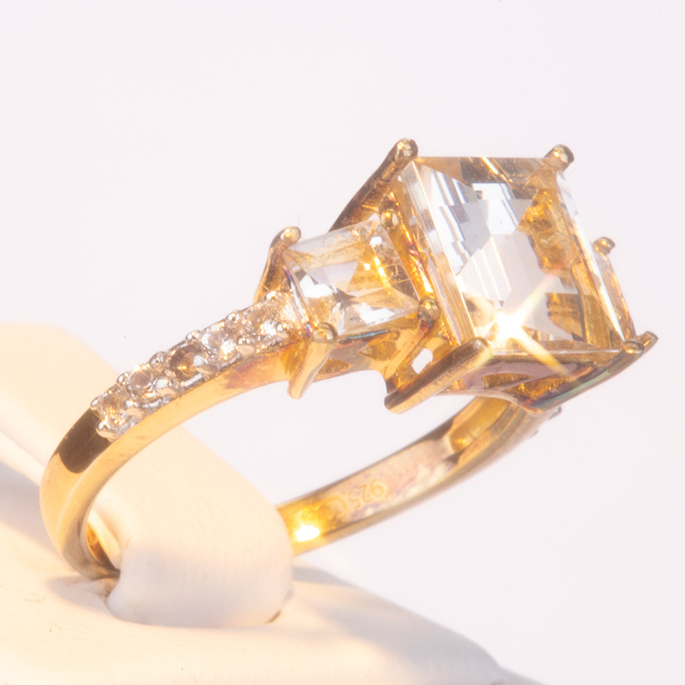 Arannyal Bevont Ezüst Gyűrű Kalgoorlie Petalittel és Fehér Topázzal